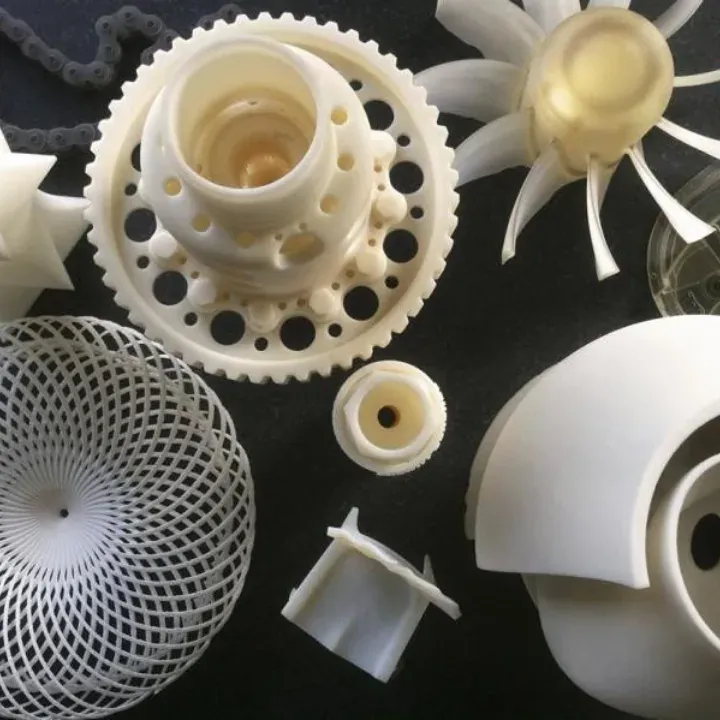 Piezas técnicas blancas impresas en 3D