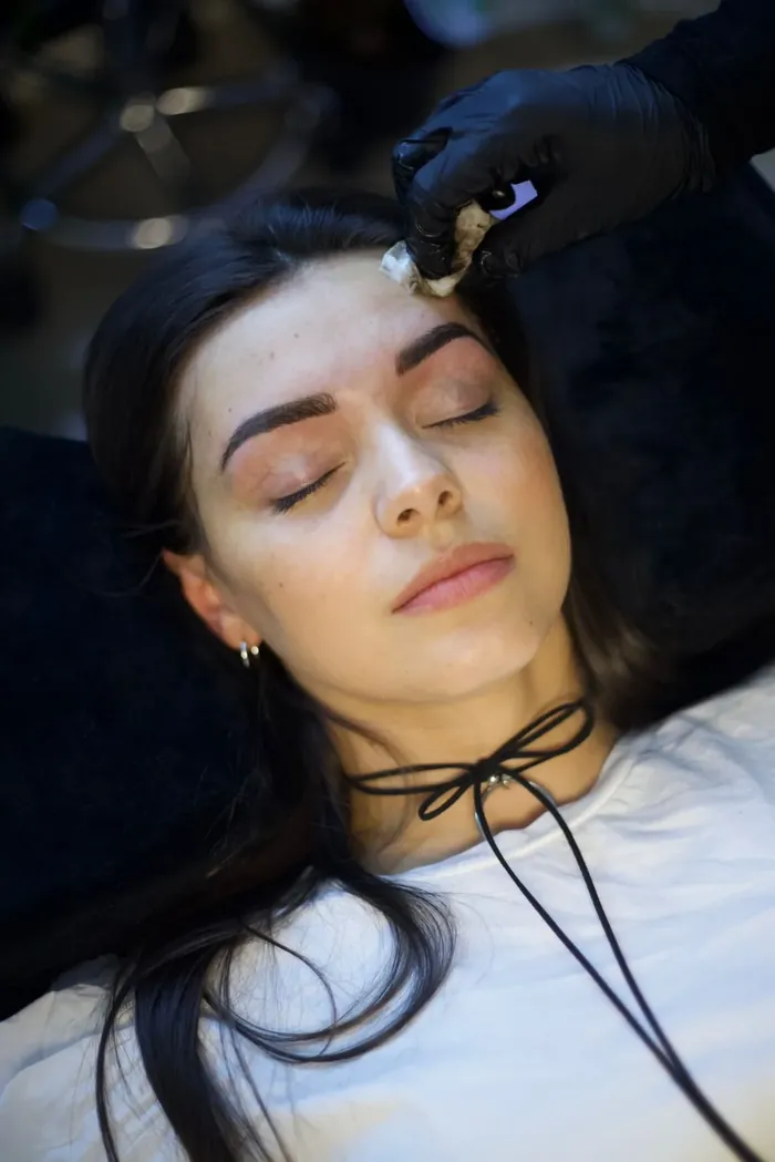 Procedimiento de microblading de cejas en el estudio